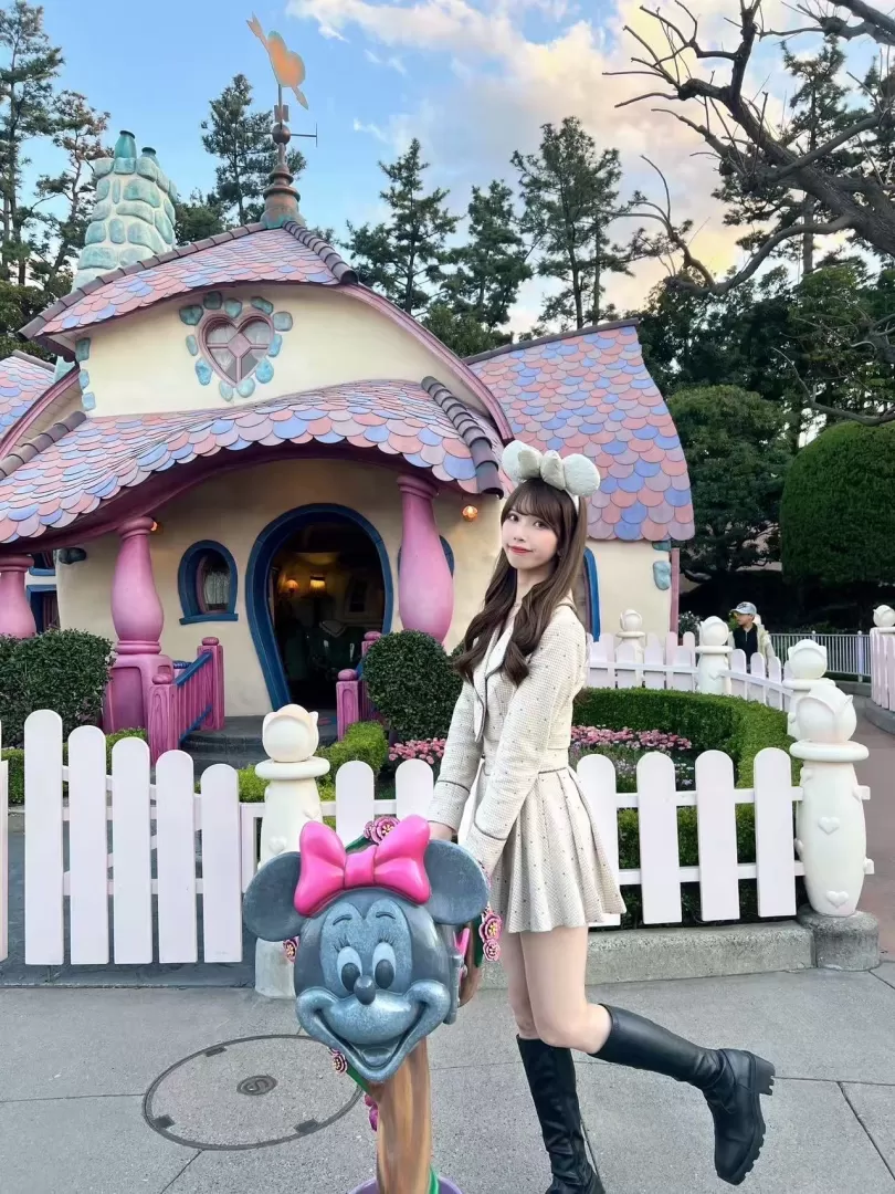 清纯女神莫莫卡 爽朗性格搭配修长美腿