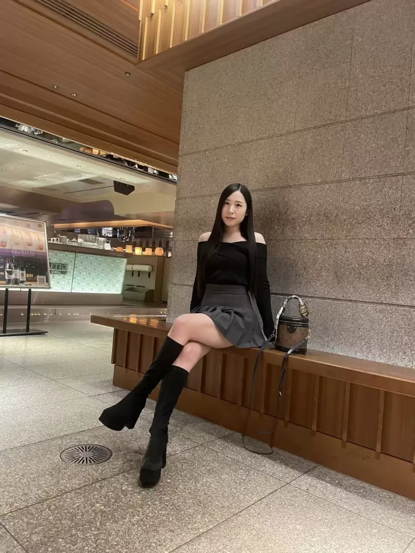 集颜值与身材完美结合的大长腿美甲师《酷酷》极致性价比 不要错过