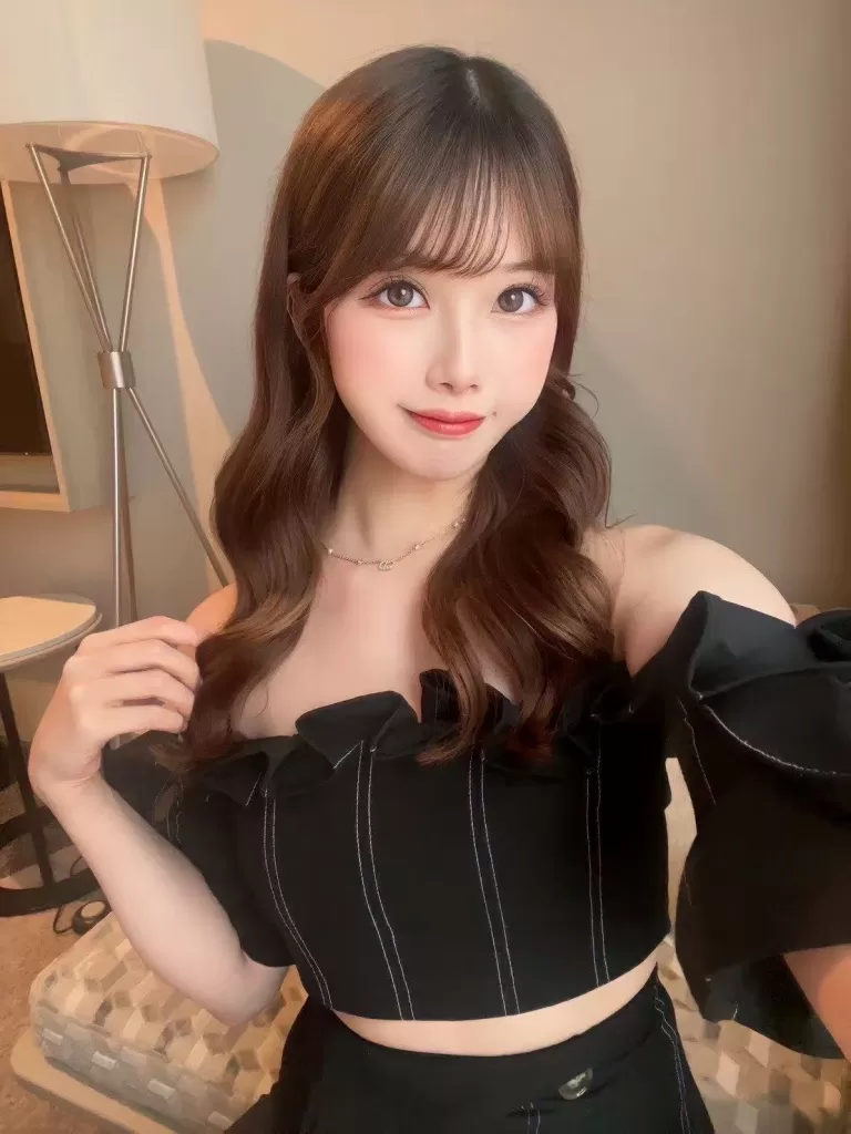 清纯女神莫莫卡 爽朗性格搭配修长美腿