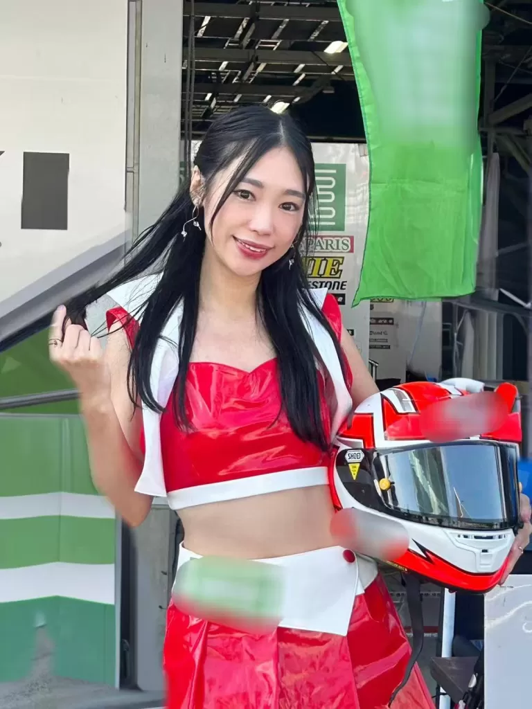 赛车女郎《柚柚》既有个性又有妩媚~