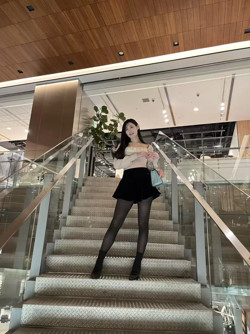 性感女神《明明》会英语 性格大方 身材炸裂~颜值到顶 后期可能会涨价~